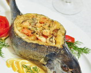 Дорадо, фаршированная жюльеном из морепродуктов