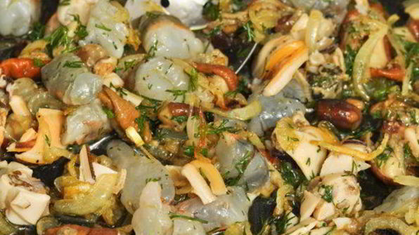 дорадо, фаршированная жюльеном из морепродуктов