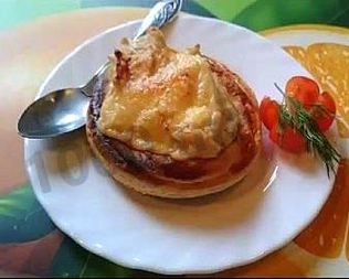 Куриный жульен в слоеном тесте в воловане