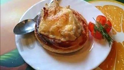 Куриный жульен в слоеном тесте в воловане