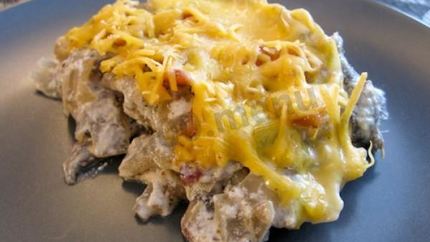 Жульен с курицей и грибами на сковороде