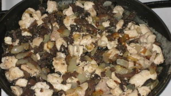 жульен с курицей и грибами на сковороде