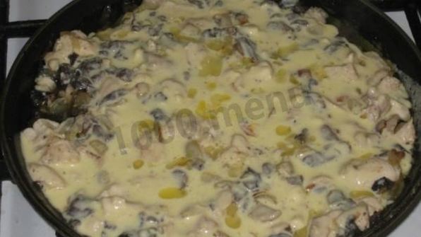 жульен с курицей и грибами на сковороде