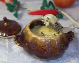 Жульен в горшочке с курицей и грибами