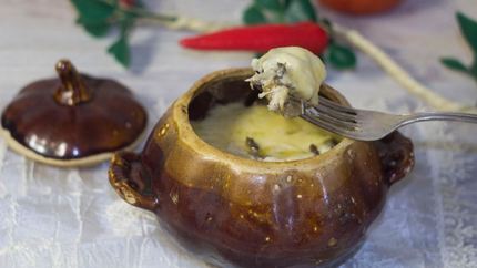 Жульен в горшочке с курицей и грибами