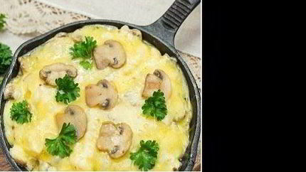 Жюльен с курицей и грибами на сковороде