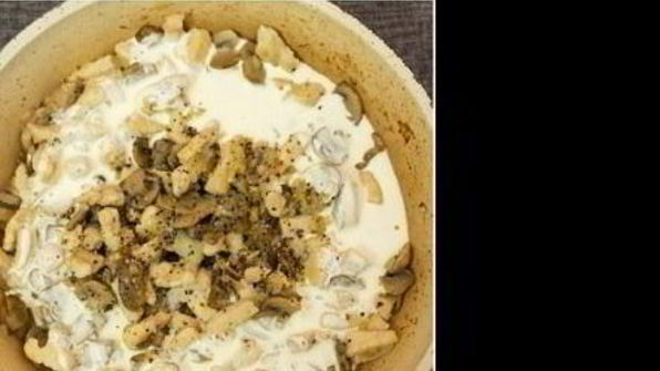 жюльен с курицей и грибами на сковороде